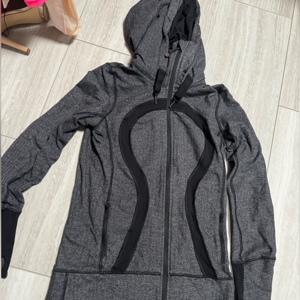 Lululemon scuba neck slim fit hoodie. Thumbholes and excellent condition! Size 6
